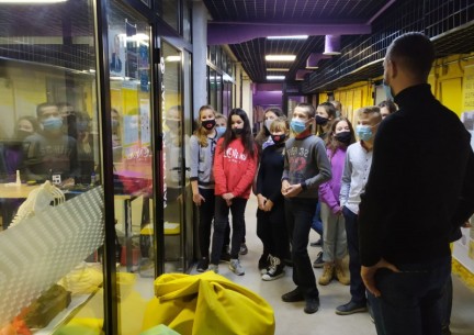 До 100-річчя відзначення подій Української революції 1917-1921 рр. та Дня Захисника України учні 7-8 класів відвідали виставку в приміщенні ВОМЦ «Квадрат» під назвою «Символ твоєї свободи. 100 років Державного герба України»