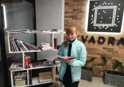 До 100-річчя відзначення подій Української революції 1917-1921 рр. та Дня Захисника України учні 7-8 класів відвідали виставку в приміщенні ВОМЦ «Квадрат» під назвою «Символ твоєї свободи. 100 років Державного герба України»