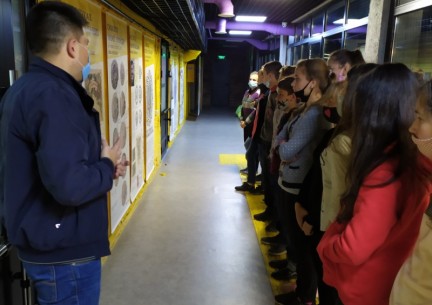 До 100-річчя відзначення подій Української революції 1917-1921 рр. та Дня Захисника України учні 7-8 класів відвідали виставку в приміщенні ВОМЦ «Квадрат» під назвою «Символ твоєї свободи. 100 років Державного герба України»