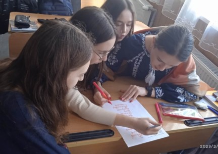 Слова росли із грунту як жита Добірним зерном колосилась мова Вона як хліб. Вона мені свята. І кров'ю предків тяжко пурпурова 💙💛