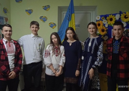 Слова росли із грунту як жита Добірним зерном колосилась мова Вона як хліб. Вона мені свята. І кров'ю предків тяжко пурпурова 💙💛