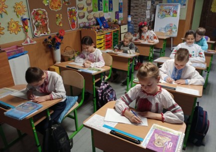 Здобувачі освіти 2 та 4 класів також долучилися до написання 21-го загальнонаціонального диктанту із класними керівниками Вч. Семенчук В.А ., Марценюк Л.І.