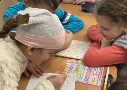 Поглибити теоретичні знання та практичні навички учнів з української мови, спонукати їх до творчої праці; розвивати уміння застосовувати знання в незвичних ситуаціях; виховувати повагу до барвистого рідного слова