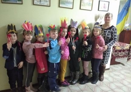 Щоразу учні 2 класу на уроках ЯДС (Кл.кер.Курдибаха Н.Б.) мандрують різними континентами. Прерії, індіанці, полювання. А під час подорожі до Індії учні класу стали королями та королевами провінцій.