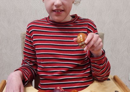 Пінаєв Юрій та Олександра,учні 2 класу, активно готуються до Великодніх свят разом з мамою,бабусею та асистентом вчителя Добрянською В.В.