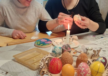 Пінаєв Юрій та Олександра,учні 2 класу, активно готуються до Великодніх свят разом з мамою,бабусею та асистентом вчителя Добрянською В.В.