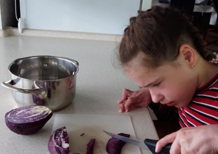 Пінаєв Юрій та Олександра,учні 2 класу, активно готуються до Великодніх свят разом з мамою,бабусею та асистентом вчителя Добрянською В.В.