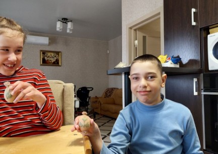 Пінаєв Юрій та Олександра,учні 2 класу, активно готуються до Великодніх свят разом з мамою,бабусею та асистентом вчителя Добрянською В.В.