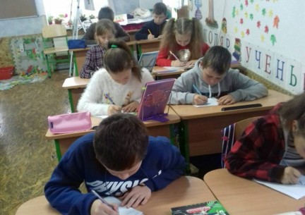 До дня української писемності та мови учні 4 класу написали диктант та були відзначені переможці І етапу Міжнародного конкурсу знавців української мови ім. П. Яцика. Також продовжуємо традиції українського народу. Вишиваний рушничок