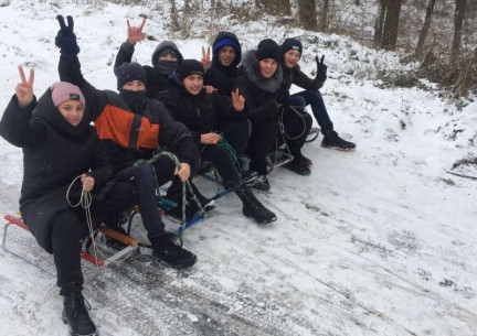 Учні 9 класу вітають усіх з Всесвітнім днем снігу!! Урок фізичної культури. (Вч. Маковей І.Ю)