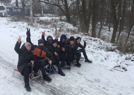 Учні 9 класу вітають усіх з Всесвітнім днем снігу!! Урок фізичної культури. (Вч. Маковей І.Ю)