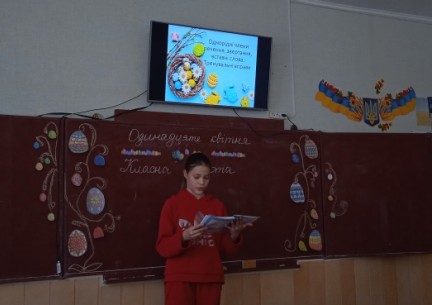 Здобувачі освіти 5 класу гімназії на передвеликодньому тематичному уроці української мови створювали асоціативні кущі до слова "Великдень"