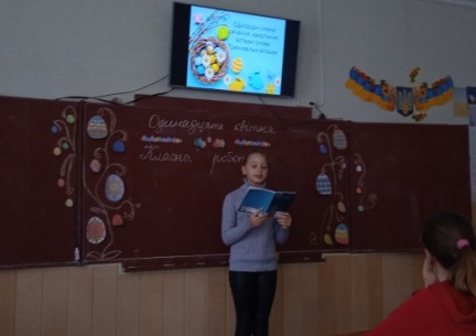 Здобувачі освіти 5 класу гімназії на передвеликодньому тематичному уроці української мови створювали асоціативні кущі до слова "Великдень"