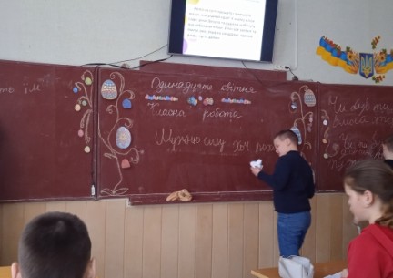 Здобувачі освіти 5 класу гімназії на передвеликодньому тематичному уроці української мови створювали асоціативні кущі до слова "Великдень"