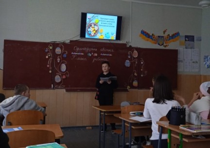 Здобувачі освіти 5 класу гімназії на передвеликодньому тематичному уроці української мови створювали асоціативні кущі до слова "Великдень"