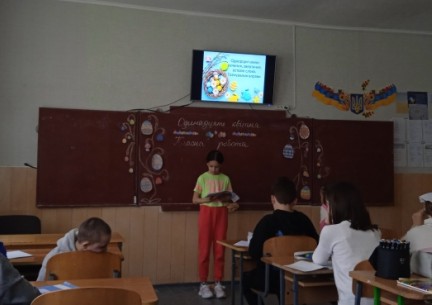 Здобувачі освіти 5 класу гімназії на передвеликодньому тематичному уроці української мови створювали асоціативні кущі до слова "Великдень"