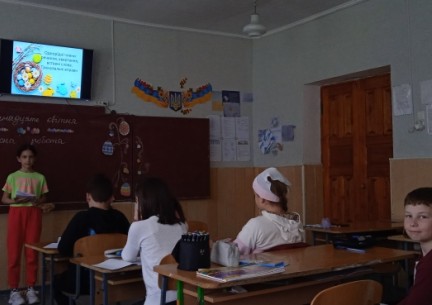 Здобувачі освіти 5 класу гімназії на передвеликодньому тематичному уроці української мови створювали асоціативні кущі до слова "Великдень"