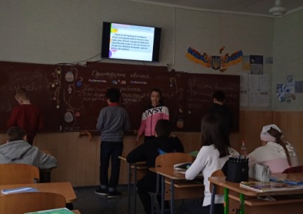 Здобувачі освіти 5 класу гімназії на передвеликодньому тематичному уроці української мови створювали асоціативні кущі до слова "Великдень"