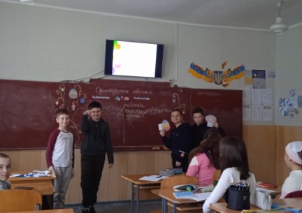Здобувачі освіти 5 класу гімназії на передвеликодньому тематичному уроці української мови створювали асоціативні кущі до слова "Великдень"