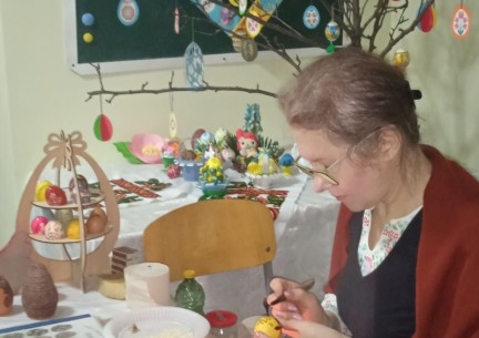 Писанка — український різновид великодніх яєць; яйце, декороване традиційними символами, які пишуться за допомогою воску й барвників.