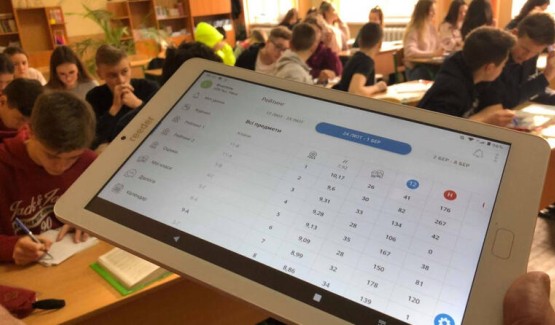 Кінець епохи паперових класних журналів і чорнил: Київ відмовився заповнювати журнали від руки