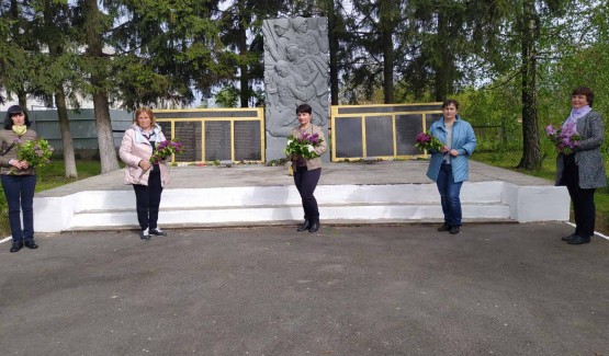 КОЛЕКТИВ ЗАРВАНЕЦЬКОЇ ЗОШ І-ІІ СТ. ВІДЗНАЧИВ ДЕНЬ ПЕРЕМОГИ НАД НАЦИЗМОМ У ДРУГІЙ СВІТОВІЙ ВІЙНІ