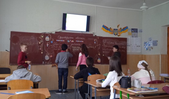 Здобувачі освіти 5 класу гімназії на передвеликодньому тематичному уроці української мови створювали асоціативні кущі до слова "Великдень"