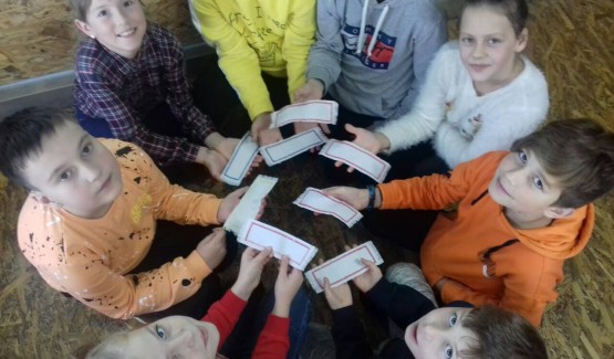 До дня української писемності та мови учні 4 класу написали диктант та були відзначені переможці І етапу Міжнародного конкурсу знавців української мови ім. П. Яцика. Також продовжуємо традиції українського народу. Вишиваний рушничок