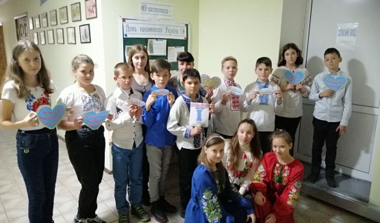 У гімназії до дня писемності оформлено книжкову виставку « Моя солов'їна» бібліотекарем школи Горбонос А.Г.