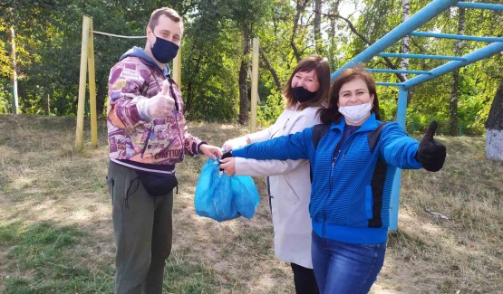 Колектив Зарванецької ЗОШ І-ІІ ступенів долучився до щорічної соціально-екологічної акції «Всесвітнього дня прибирання» зелених зон та благоустрою територій.