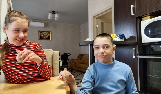 Пінаєв Юрій та Олександра,учні 2 класу, активно готуються до Великодніх свят разом з мамою,бабусею та асистентом вчителя Добрянською В.В.