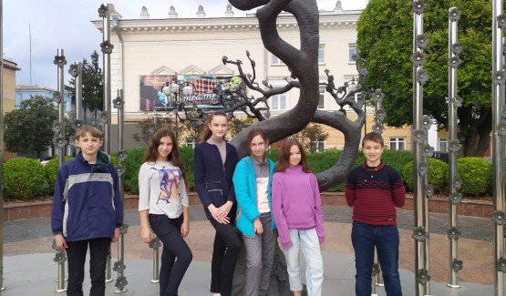 Учні 7 і 8 класів вшанували пам'ять загиблих активістів під час Революції Гідності біля бронзового " Дерева Свободи"