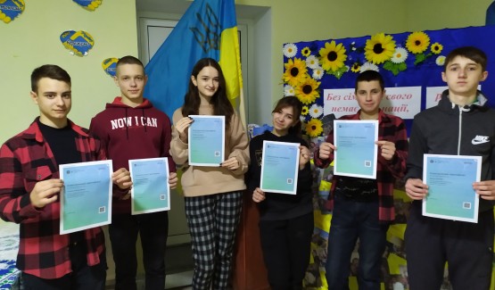 Учні 9 класу отримали електронні сертифікати, що засвідчують успішне проходження базового курсу про кібербулінг для підлітків на платформі Дія за сприяння Міністерства цифрової трансформації України