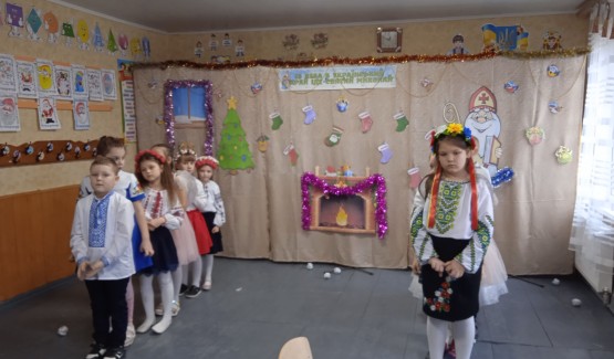 19 грудня, у 2 класі відбулося свято "Із неба в український край іде святий Миколай".