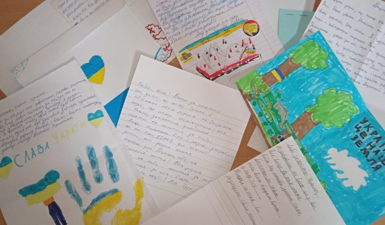 Учні 5 класу на уроці української мови вчилися писати листи.....