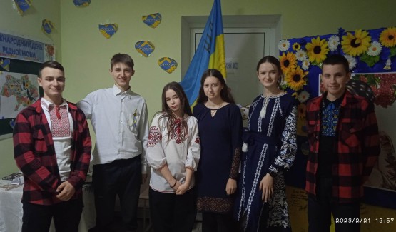 Слова росли із грунту як жита Добірним зерном колосилась мова Вона як хліб. Вона мені свята. І кров'ю предків тяжко пурпурова 💙💛