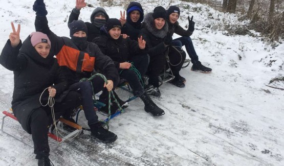 Учні 9 класу вітають усіх з Всесвітнім днем снігу!! Урок фізичної культури. (Вч. Маковей І.Ю)