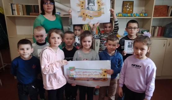 Учні 1 класу (кл.кер.Ковтун Г.П.) узявши приклад з малого Тарасика, котрий колись мав "захалявну книжечку" з віршами, створили власну збірку з поезіями Тараса Шевченка, а також вдосконалили її замальовками до них.