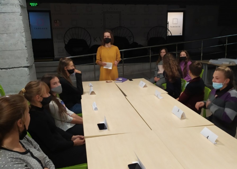 До 100-річчя відзначення подій Української революції 1917-1921 рр. та Дня Захисника України учні 7-8 класів відвідали виставку в приміщенні ВОМЦ «Квадрат» під назвою «Символ твоєї свободи. 100 років Державного герба України»