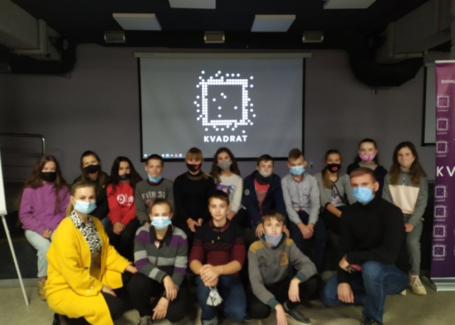 До 100-річчя відзначення подій Української революції 1917-1921 рр. та Дня Захисника України учні 7-8 класів відвідали виставку в приміщенні ВОМЦ «Квадрат» під назвою «Символ твоєї свободи. 100 років Державного герба України»