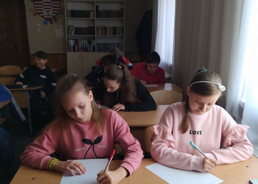 До Міжнародного дня доброти проведено урок "Щаслива лапа". Здобувачі освіти презентували світлини зі своїми улюбленцями