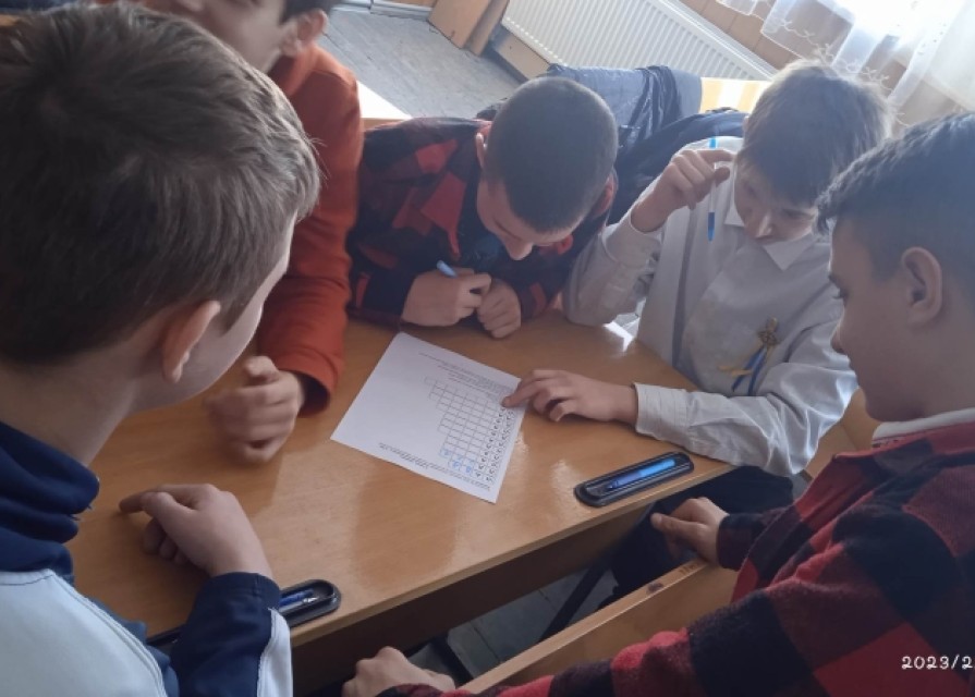 Слова росли із грунту як жита Добірним зерном колосилась мова Вона як хліб. Вона мені свята. І кров'ю предків тяжко пурпурова 💙💛