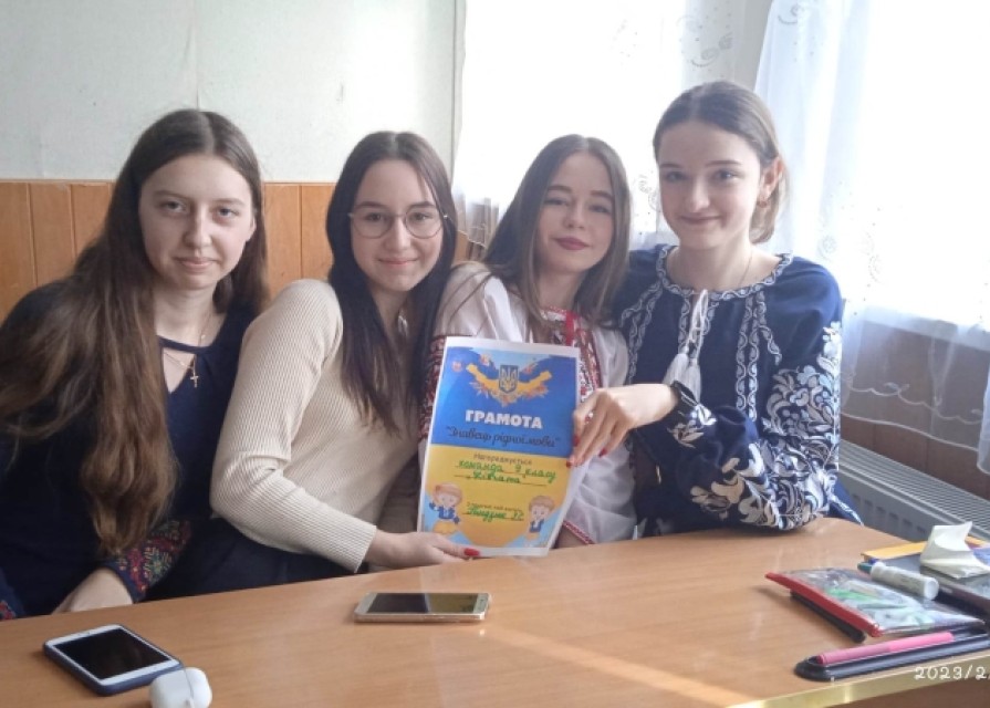 Слова росли із грунту як жита Добірним зерном колосилась мова Вона як хліб. Вона мені свята. І кров'ю предків тяжко пурпурова 💙💛