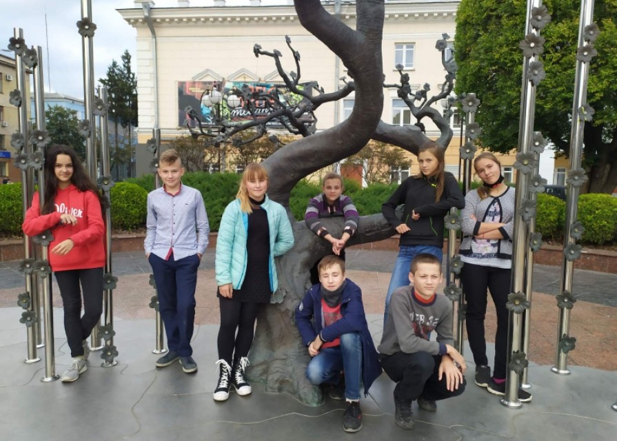Учні 7 і 8 класів вшанували пам'ять загиблих активістів під час Революції Гідності біля бронзового " Дерева Свободи"