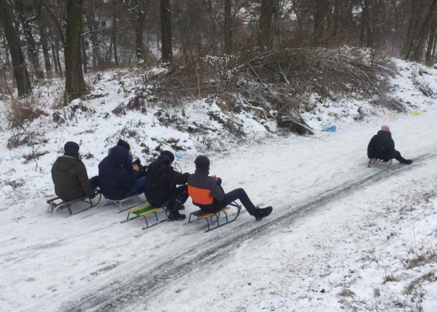 Учні 9 класу вітають усіх з Всесвітнім днем снігу!! Урок фізичної культури. (Вч. Маковей І.Ю)