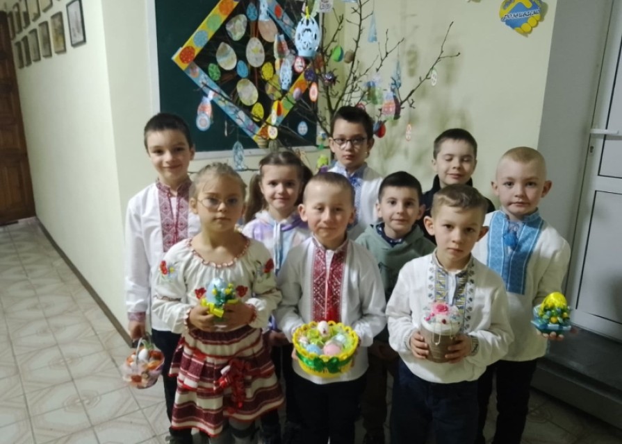 Писанка — український різновид великодніх яєць; яйце, декороване традиційними символами, які пишуться за допомогою воску й барвників.