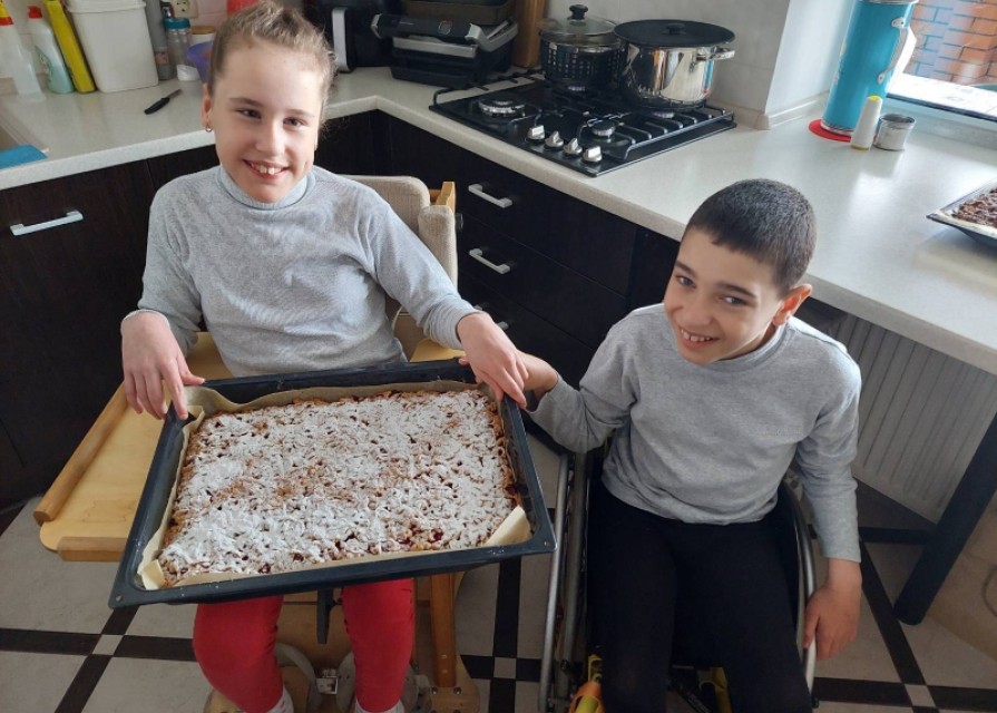 Пінаєв Юрій та Олександра,учні 2 класу, активно готуються до Великодніх свят разом з мамою,бабусею та асистентом вчителя Добрянською В.В.