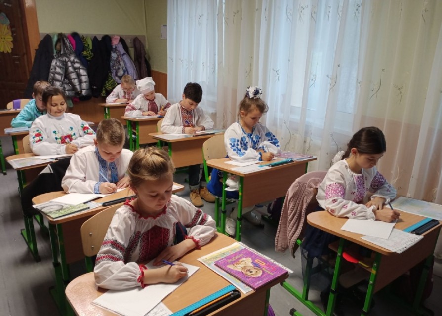 Здобувачі освіти 2 та 4 класів також долучилися до написання 21-го загальнонаціонального диктанту із класними керівниками Вч. Семенчук В.А ., Марценюк Л.І.