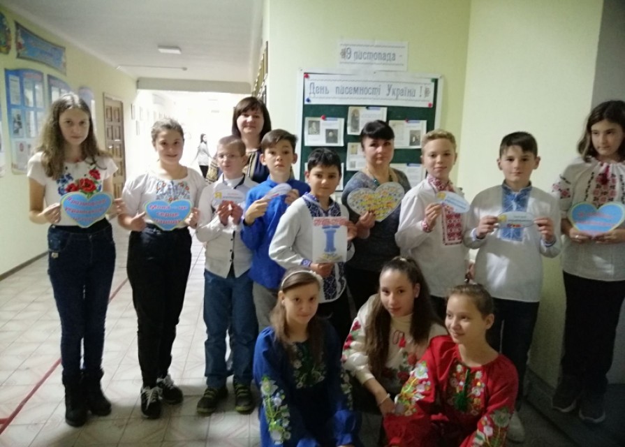 У гімназії до дня писемності оформлено книжкову виставку « Моя солов'їна» бібліотекарем школи Горбонос А.Г.