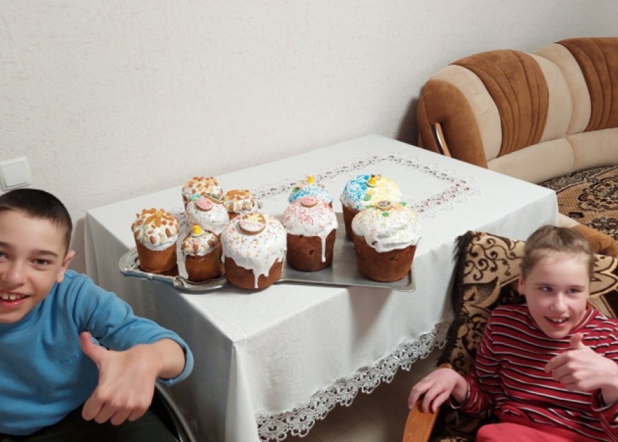 Пінаєв Юрій та Олександра,учні 2 класу, активно готуються до Великодніх свят разом з мамою,бабусею та асистентом вчителя Добрянською В.В.